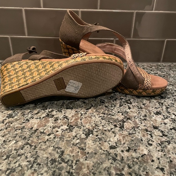 Toms  Canvas Straw Wedges  High Heel Size 9 - Picture 3 of 4